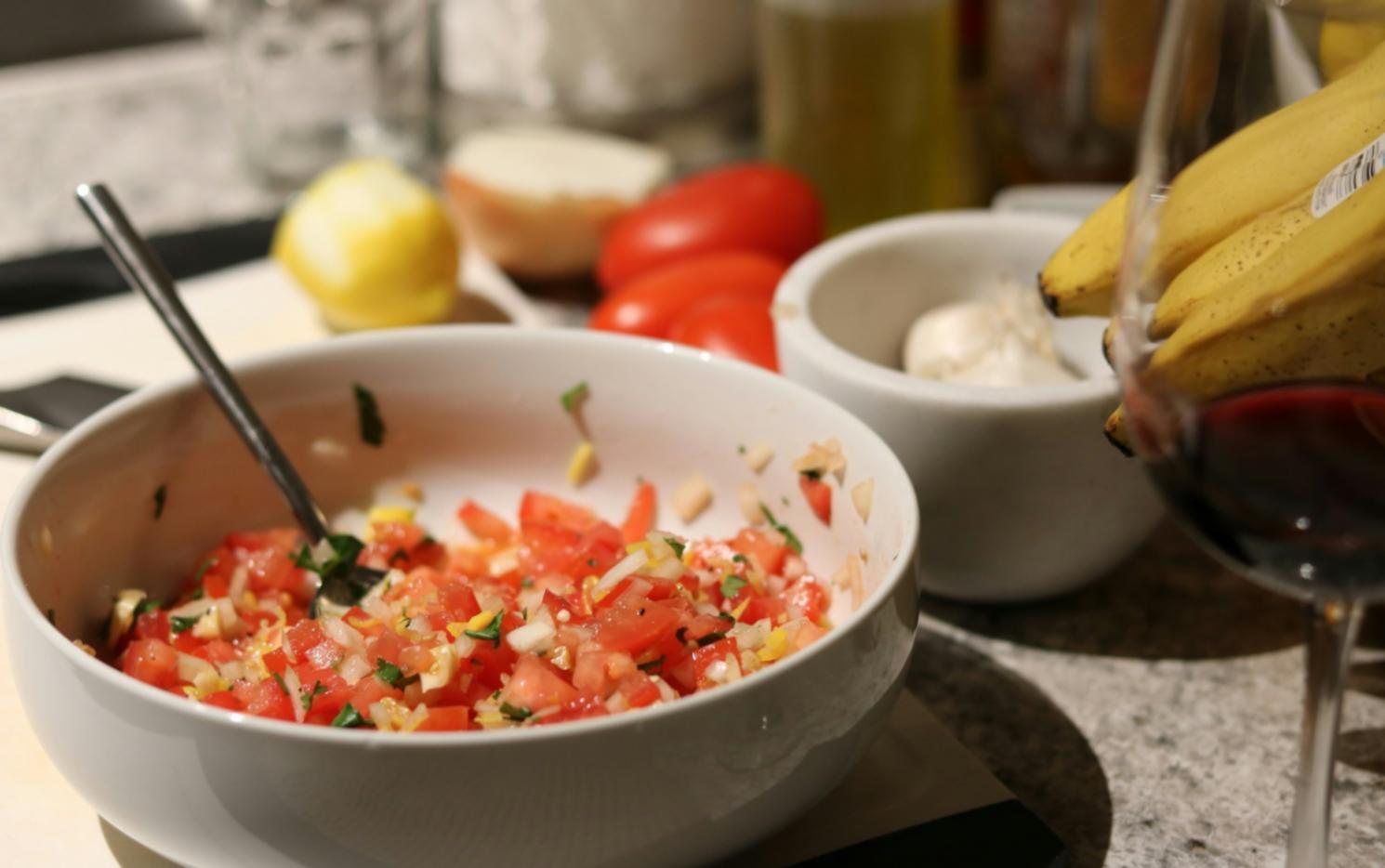 完成した料理と参加者たち