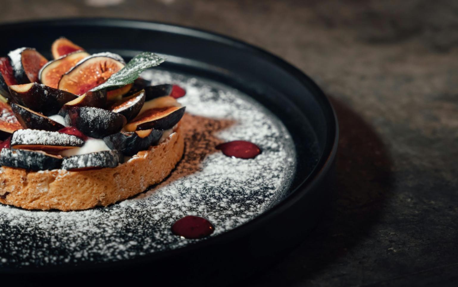 食材と調理器具が整然と並ぶプロフェッショナルなキッチン環境