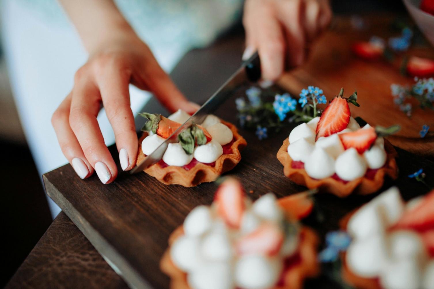 繊細な盛り付けと色彩のコントラストが美しいグルメ料理