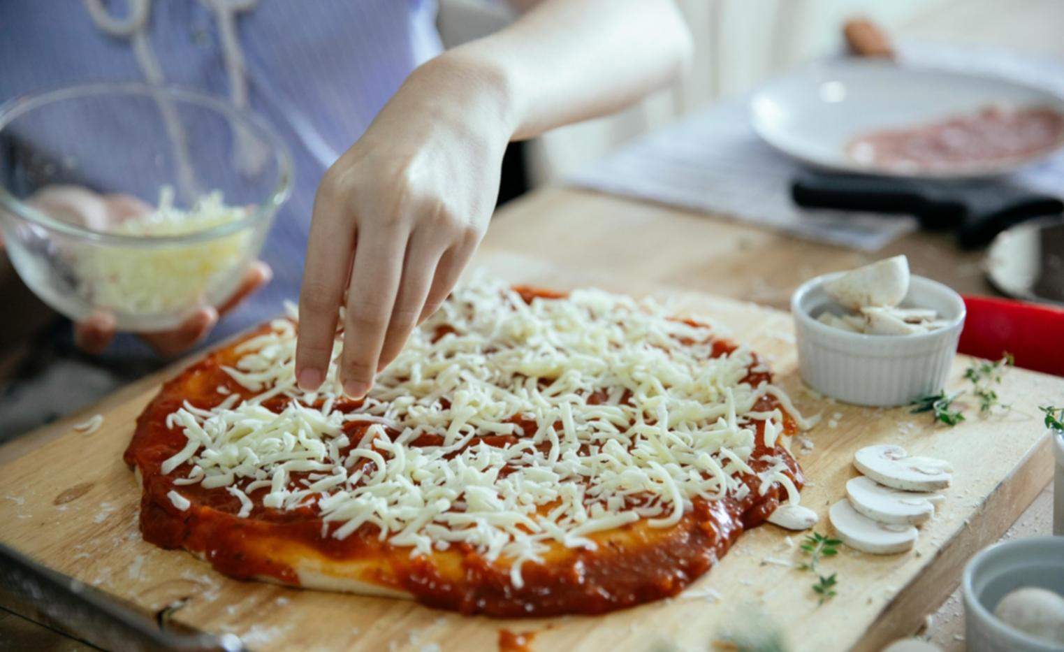 海外からの学習者が日本料理の盛り付け技術を習得している様子